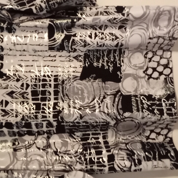 Alia Women Tunic Top in Black/Gray/White with Silver in Script Design in Size 1X - Picture 3 of 8